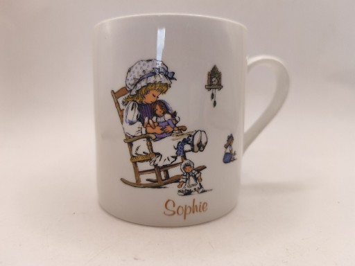 Zdjęcie oferty: Kubek Berkshire dziewczynka w bujanym fotelu Sophie porcelana 