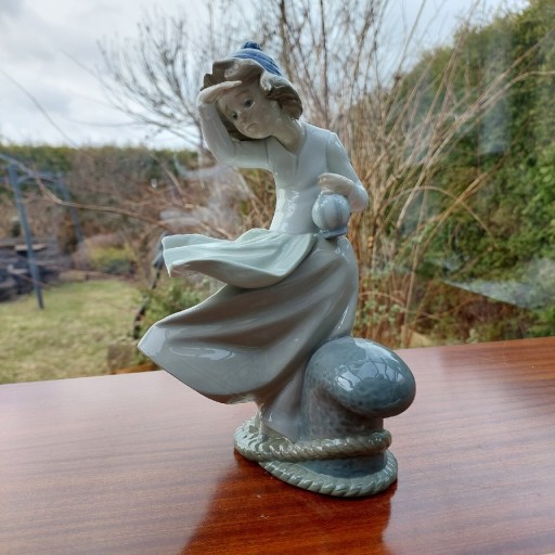 Zdjęcie oferty: Porcelanowa figurka NAO Lladro oczekując na maryna