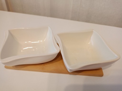 Zdjęcie oferty: Komplet miseczek porcelanowch z bambusową tacką.