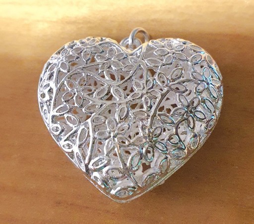 Zdjęcie oferty: Srebrna zawieszka w kształcie ażurowego serca