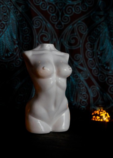 Zdjęcie oferty: Rzeźba z gipsu, figurka kobiety w bieli, wys. 9 cm