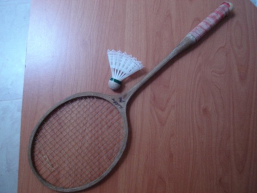 Zdjęcie oferty: Stara rakieta do badmintona oraz używana lotka