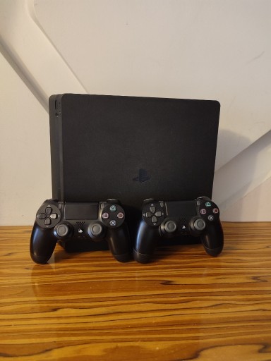 Zdjęcie oferty: [PS4] Konsola PlayStation 4 Slim + 2 Pady