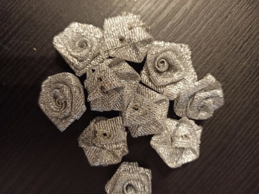 Zdjęcie oferty: różyczki atłasowe 10 szt. srebrne, 1,5 cm