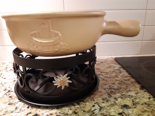 Zdjęcie oferty: Garnek ceramiczny i podstawa do fondue, 12 widelcy