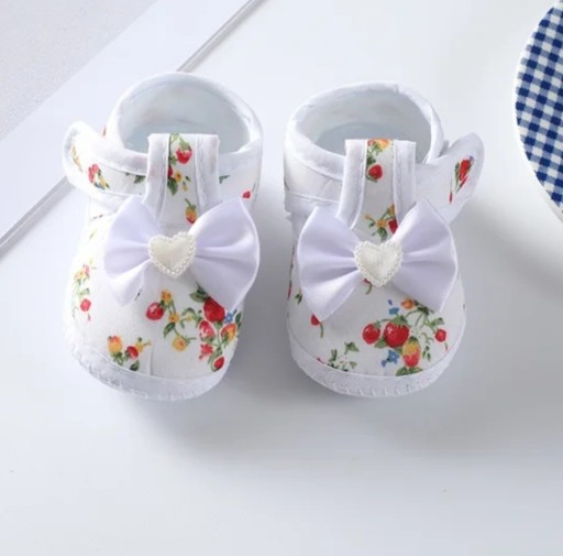 Zdjęcie oferty: Buty niemowlęce chrzest sesja białe w kwiaty 