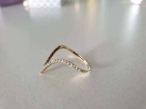 Zdjęcie oferty: Złoty pierścionek 750 fashion z cyrkoniami 