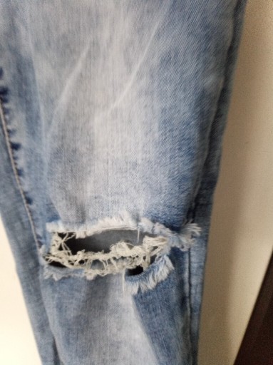 Zdjęcie oferty: Spodnie jeansy r.M ozdobnie przecierane.
