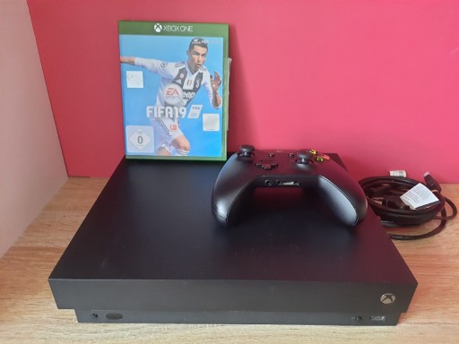 Zdjęcie oferty: Konsola Xbox One X + Pad + Fifa 19 Stan B.Dobry