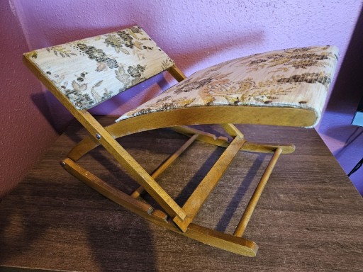Zdjęcie oferty: Podnóżek drewniany bujany tapicerowany