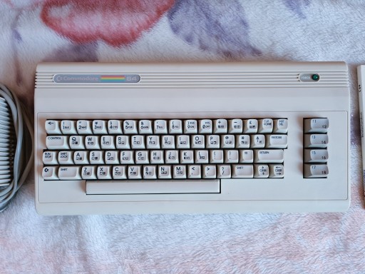 Zdjęcie oferty: Commodore C64 G z zasilaczem i kablem