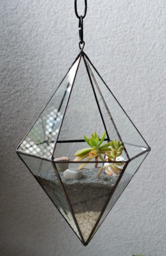Zdjęcie oferty: Szklana doniczka - terrarium. Bipiramida wisiorek