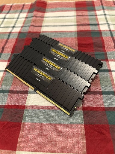 Zdjęcie oferty: Pamięć RAM DDR4 Corsair Vangeance LPX 4x4GB 16GB