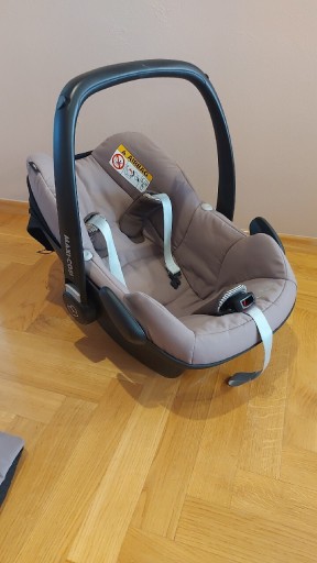 Zdjęcie oferty: Uniwersalny Fotelik Maxi Cosi Pebble +adaptery