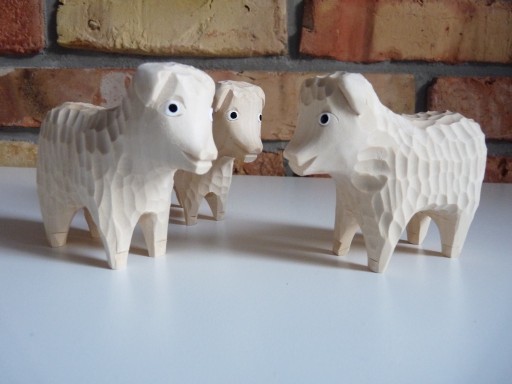 Zdjęcie oferty: Drewniana rzeźbiona figurka owieczki owcy owca