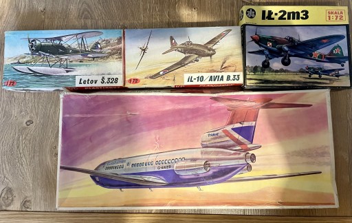 Zdjęcie oferty: Modele samolotów do sklejania z lat 80 XX wieku