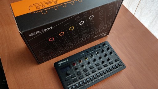 Zdjęcie oferty: Roland T-8 AIRA Compact syntezator