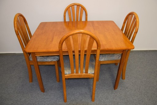 Zdjęcie oferty: stół rozkładany i 4 krzesła - komplet jak nowy 