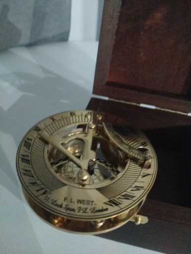 Zdjęcie oferty: Busola z zegarem słonecznym, kompas