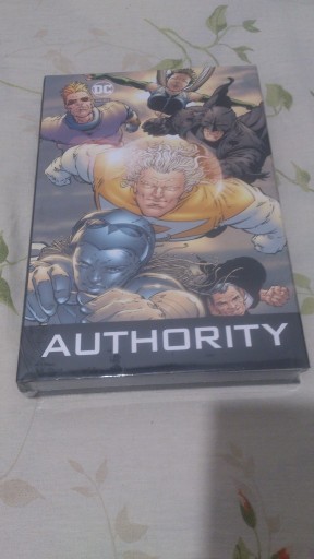 Zdjęcie oferty: Authority - cz.1-4 i tom 2 - kompletna seria !