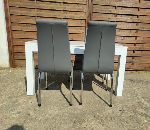 Zdjęcie oferty: Stół rozkładany + 4 krzesła Agata Meble biały 