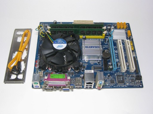 Zdjęcie oferty: Gigabyte GA-945GCM-S2L + Core2Duo E4500 + RAM 2GB