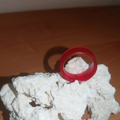 Zdjęcie oferty: czerwony pierścionek z żywicy 
