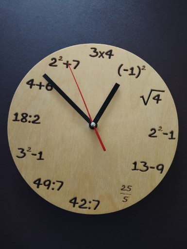 Zdjęcie oferty: MATEMATYCZNY MŁODZIEŻOWY DREWNIANY ZEGAR ŚCIENNY PREZENT DLA NASTOLATKA 