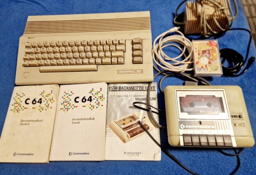 Zdjęcie oferty: Zestaw COMMODORE C64 magnetofon gra zasilacz