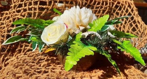 Zdjęcie oferty: Stroik ze sztucznych kwiatów na grób miska