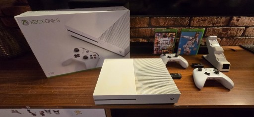 Zdjęcie oferty: Konsola Xbox One S 1TB + 2 pady + 2 gry