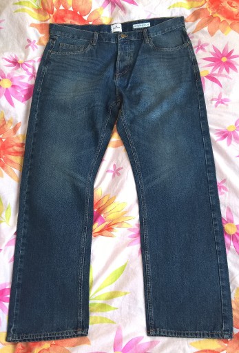 Zdjęcie oferty: Ciemno niebieskie dżinsy o klasycznym fasonie. Świetny materiał i szycie.