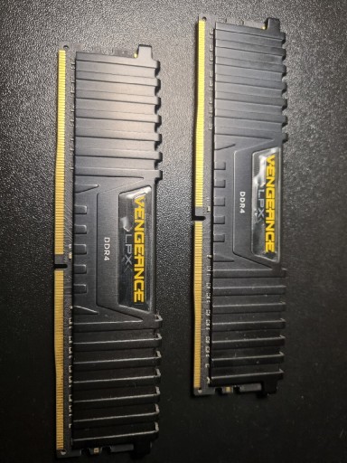 Zdjęcie oferty: Pamięć RAM DDR4-3000 2x4GB Corsair Vengeance LPX