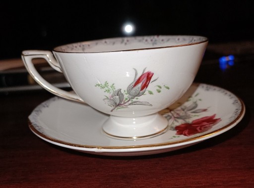 Zdjęcie oferty: Filiżanka na herbatę z różą Bone China na stópce