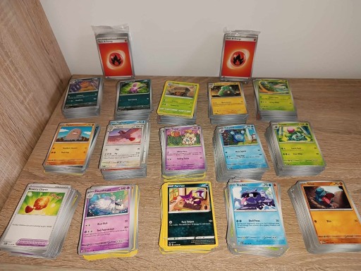 Zdjęcie oferty: Pokemon TCG 100 oryginalnych kart zestaw