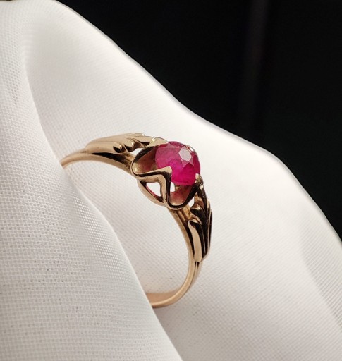 Zdjęcie oferty: Złoty pierścionek z różowym kamieniem Vintage