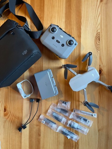 Zdjęcie oferty: Dron DJI mini 2 (fly combo zestaw)