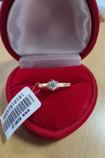 Zdjęcie oferty: Pierścionek zaręczynowy z diamentem.