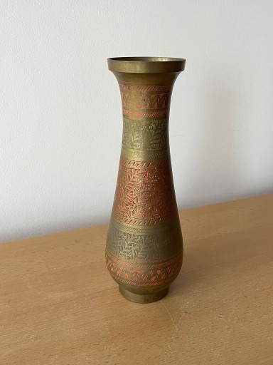 Zdjęcie oferty: Ręcznie zdobiony mosiężny wazon - stan b. dobry