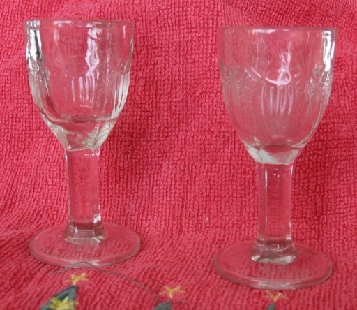 Zdjęcie oferty: 2 szklane kieliszki do wódki żuczki/chrabąszcze