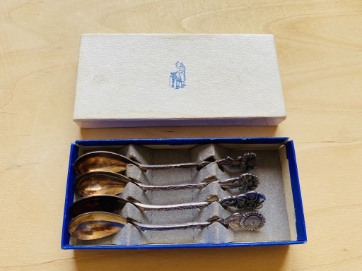 Zdjęcie oferty: 1. Zestaw 4 posrebrzanych łyżeczek deserowych – Herbert Hooijkaas (HH90)