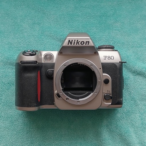 Zdjęcie oferty: Nikon F80 - lustrzanka analogowa