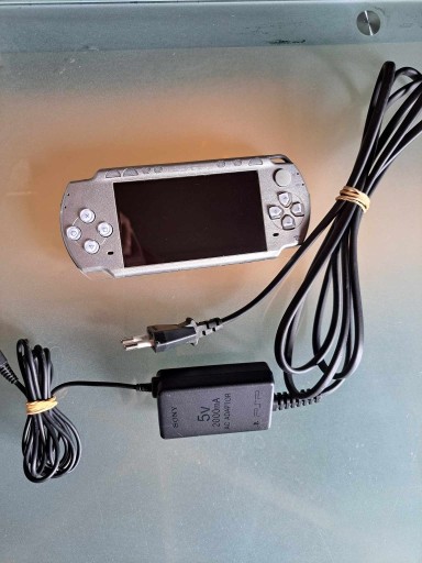 Zdjęcie oferty: Konsola Sony PSP 2004 silver + 7 gier