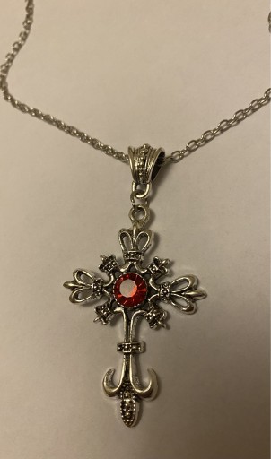 Zdjęcie oferty: Łańcuch naszyjnik krzyż z czerwonym koralikiem