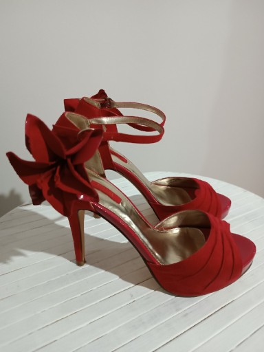 Zdjęcie oferty: Czerwone sandały na obcasie NEXT używany rozml  39