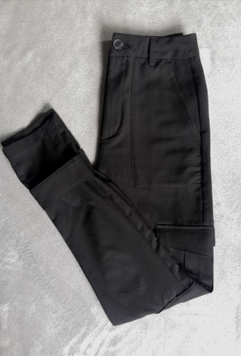 Zdjęcie oferty: Czarne spodnie z kieszeniami po bokach nogawek 