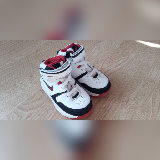 Zdjęcie oferty: Buty Nike dziecięce buciki wysokie białe 23,5