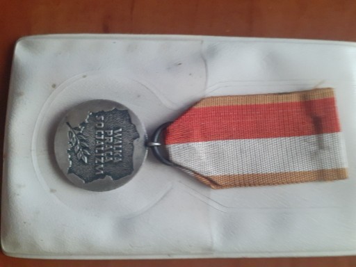 Zdjęcie oferty: Medal 40-lecia PRL w etui