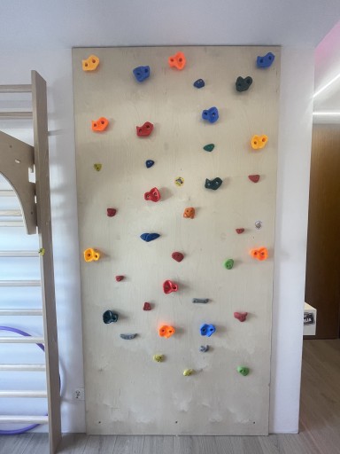 Zdjęcie oferty: Ścianka wspinaczkowa do pokoju 250 x 125 /37 kamieni różnej trudności