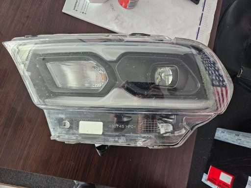 Zdjęcie oferty: Reflektor lewy Dodge Durango lift LED Lampa przód 